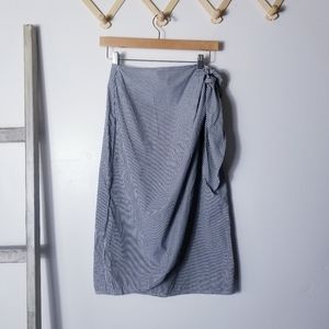 CHAPS SKIRT GRAY AND WHITE STRIPED WITH TIE SIDE FLAP SIZE 10
